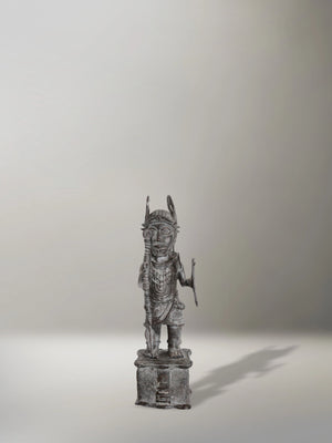 Escultura en bronce de alto dignatario del Reino de Benín